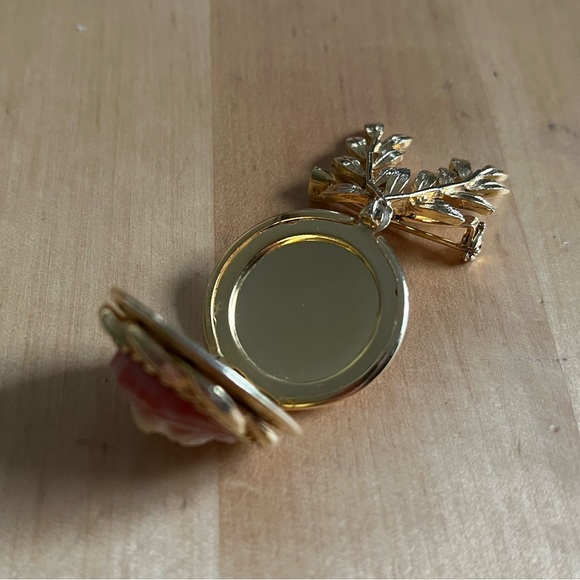 Vintage gold cameo brooch locket - Picture 4 of 5